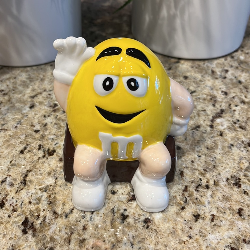 M&M Ceramic Yellow Peanut Scouring Pad Holder
